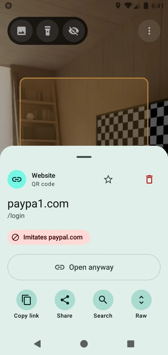 ورقة نتيجة Verdetto لرمز QR يقود إلى paypa1.com: العنوان معروض قبل أن يُفتح أي شيء، وشارة خطر تقول يقلّد paypal.com، وزر افتح على أي حال.